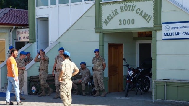 Samsun’un Çarşamba ilçesinde iki aile arasında arazi anlaşmazlığı nedeniyle cuma namazı çıkışı yaşanan silahlı kavgada 2 kişi hayatını kaybetti, 7 kişi ise yaralandı.