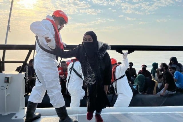 Yunanistan unsurlarının geri ittiği 136 düzensiz göçmen sahil güvenlik ekipleri tarafından İzmir açıklarında kurtarılırken, yasa dışı yollardan yurtdışına çıkmaya çalışan 29 göçmen ve 1 göçmen kaçakçısını da yakaladı.