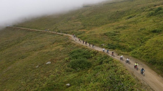 30 bisikletli, 1914 yılında Rus işgali sırasında inşa edilen, dünyanın en tehlikeli yolu olarak bilinen yolda pedal çevirdi.