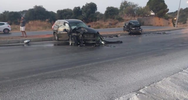 Muğla'nın Bodrum ilçesinde ünlü sanatçı Olgun Şimşek'in otomobiliyle başka bir otomobil kafa kafaya çarpıştı.