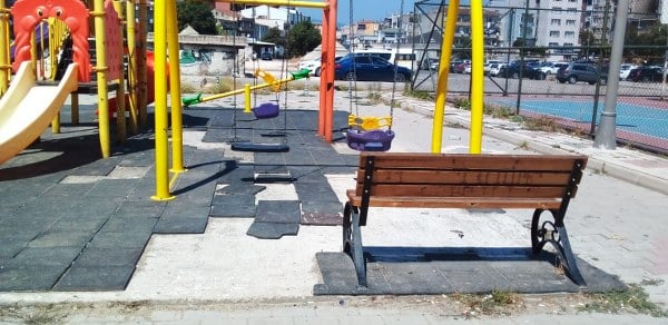 Bandırma'da Cinçukuru olarak bilinen bölgede bulunan çocuk parkı hem yetersiz hemde bakımsız. İlçeye bağlı 17 Eylül mahallesindeki otopark içerisinde yer alan çocuk parkına çocuklarını getiren vatandaşlar parkın yetersiz ve bakımsız olduğunu söylediler.