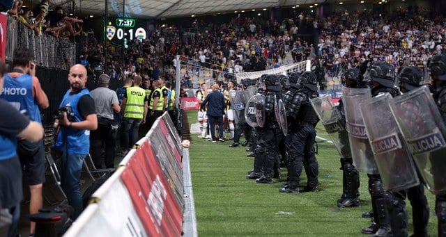 Maribor maçında yaşananlar sebebiyle Fenerbahçe’ye 1 maç deplasmana seyirci götürmeme ve 30 bin Euro para cezası verildi.