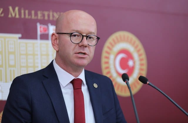 CHP Balıkesir Milletvekili Serkan Sarı, Ulaştırma ve Altyapı Bakanı Abdulkadir Uraloğlu’nun Balıkesir ziyareti için geldiği “havaalanından bihaber” olduğunu belirterek, “Bakan Bey ‘Merkez Havalimanımızın kapasitesini 1 milyon yolcuya çıkardık’ diyor. Çıkardınız da ne oldu Sayın Bakan? Açıldığı Şubat 202