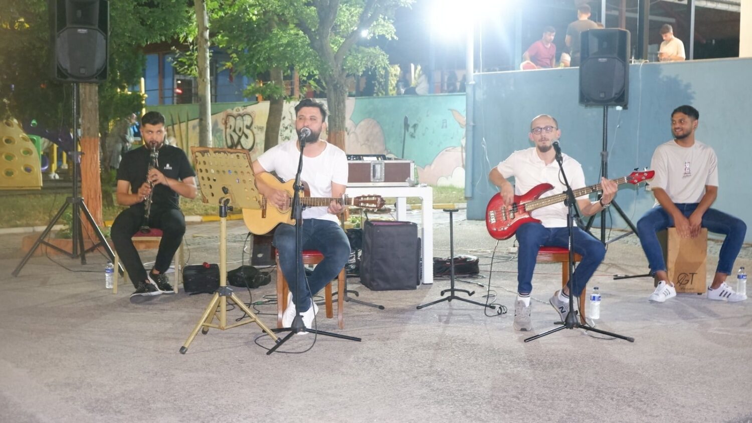 Susurluk’ta sahne alan Şarkıcı Artuğ Yörüklap ve ekip arkadaşları sevilen şarkılarıyla vatandaşlara müzik dolu eğlencli anlar yaşattı.