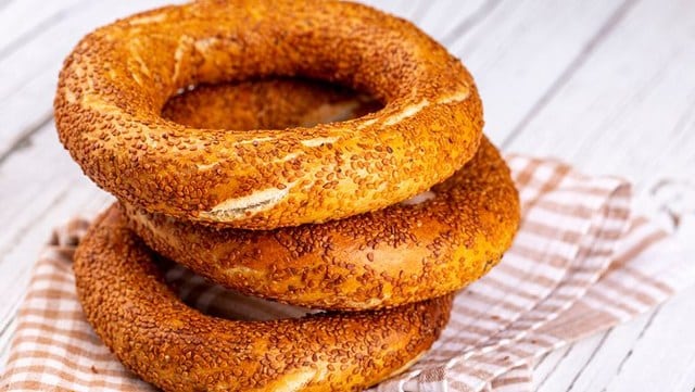 Çağrı Kardeşler Simit Sarayı İşletme Sahibi Mehmet Çağrı, Susurluk içinde 100 gramlık simit fiyatının güncellemelerle birlikte 1 Lira