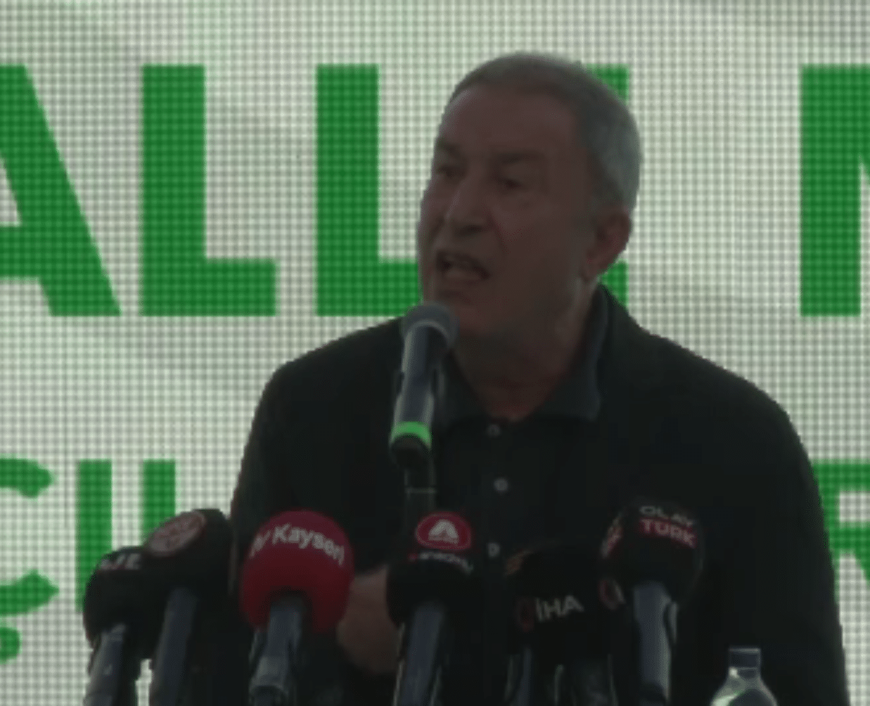 TBMM Milli Savunma Komisyonu Başkanı ve AK Parti Kayseri Milletvekili Hulusi Akar, terörle mücadelenin yoğun bir şekilde sürdüğünü belirterek, "Bunların barınaklarını, sığınaklarını, korunaklarını, inlerini, mağaralarını başlarına yıkmakta kararlıyız. Mehmetçik yıkmaya devam ediyor. Bunların hiçbir şekilde yaşama şansı yok. Ya adalete teslim olacaklar ya da yok olup gidecekler" dedi.