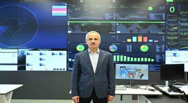 Ulaştırma ve Altyapı Bakanı Abdulkadir Uraloğlu, “e-Devlet kullanan vatandaşlarımızın sayısı geçen seneye nazaran yüzde 37 artış gösterdi. 1 milyon 586 bin 819 kişi daha e-Devlet kullanmaya başladı” dedi.