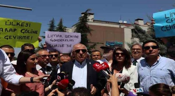 Zafer Partisi Genel Başkanı Ümit Özdağ, “Akbelen’de bir doğa katliamı yaşandı ve yaşanıyor. Zafer Partisi olarak biz geçen sene ve bu sene Akbelen’e yaptığımız ziyaretlerde yerinde müşahede ettik ve kamuoyunun gündemine taşıdık” dedi.