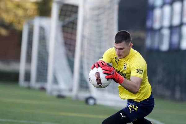 Fenerbahçe Spor Kulübü tarafından Dinamo Zagreb'den kiralanan kaleci Livakoviç, Can Bartu Tesislerine gelerek ilk idmanına çıktı.