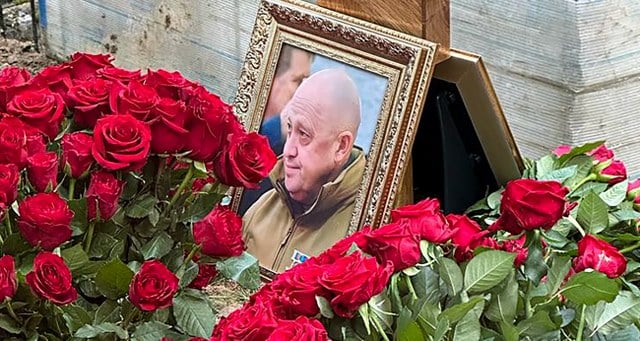 Rus paralı asker grubu Wagner’in lideri Evgeny Prigojin, Rusya’nın St Petersburg şehrinde düzenlenen özel bir cenaze töreni ile defnedildi.