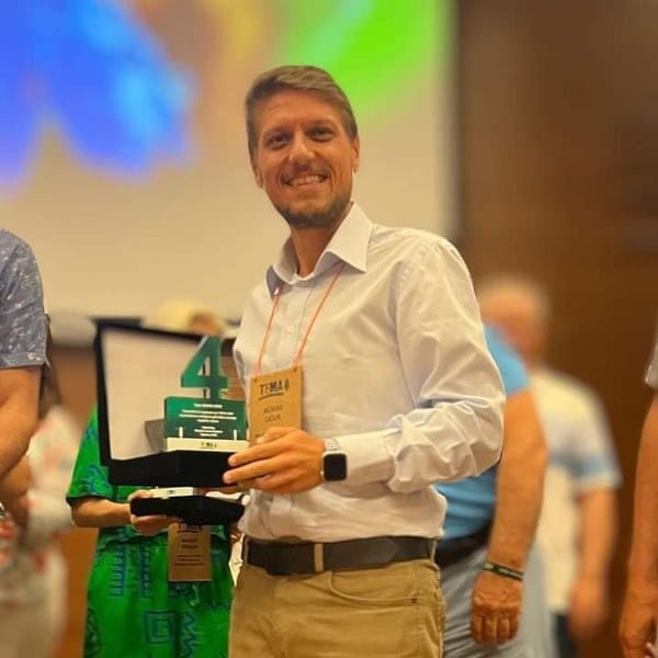 TEMA Vakfı Yönetim Kurulu tarafından başarılı çalışmalar sergileyen Burak Uğur sorumluluğunda Bandırma Temsilciliğine teşekkür plaketi verildi.