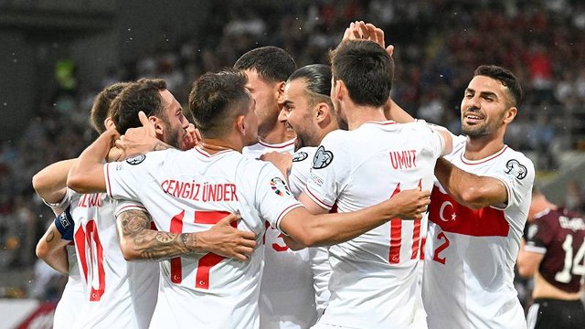 Türkiye ile Japonya arasında yapılacak hazırlık maçı öncesi, spor tutkunları müsabakanın yayın saati, yayınlayan kanal ve şifresiz mi olup olmadığı gibi detayları merak ediyor.