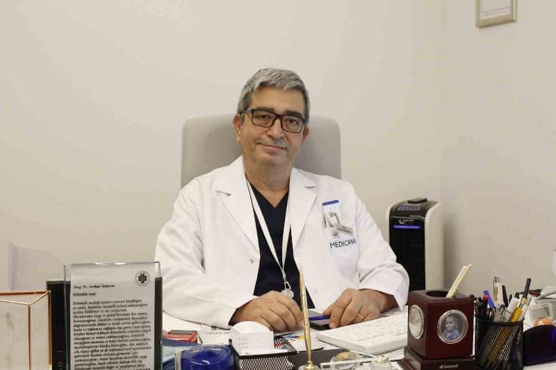 İngiltere’de, Covid-19 Omicron varyantının alt türevi olan Eris’in ülke genelinde yayıldığını duyurulurken, ülkemizde ve dünya genelinde henüz risk oluşturmadığı görülüyor. Medicana International İzmir Hastanesi Enfeksiyon Hastalıkları Uzmanı Prof. Dr. Sarhan Sakarya, "Dünya Sağlık Örgütü; maske, mesafe, hijyen gibi önlemlerin uygulanmasını tavsiye ediyor. Kış aylarını tekrar maskeyle geçireceğimiz anlamı buradan çıkarılabilir” diye konuştu.