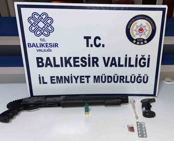 Balıkesir il genelinde yapılan asayiş uygulamalarında çeşitli suçlardan aranan 24 şahıs gözaltına alındı, 17'si tutuklandı.