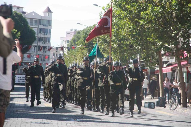 Balıkesir’in Edremit ilçesi, düşman işgalinden kurtuluşunun 101. yılını törenlerle kutladı.