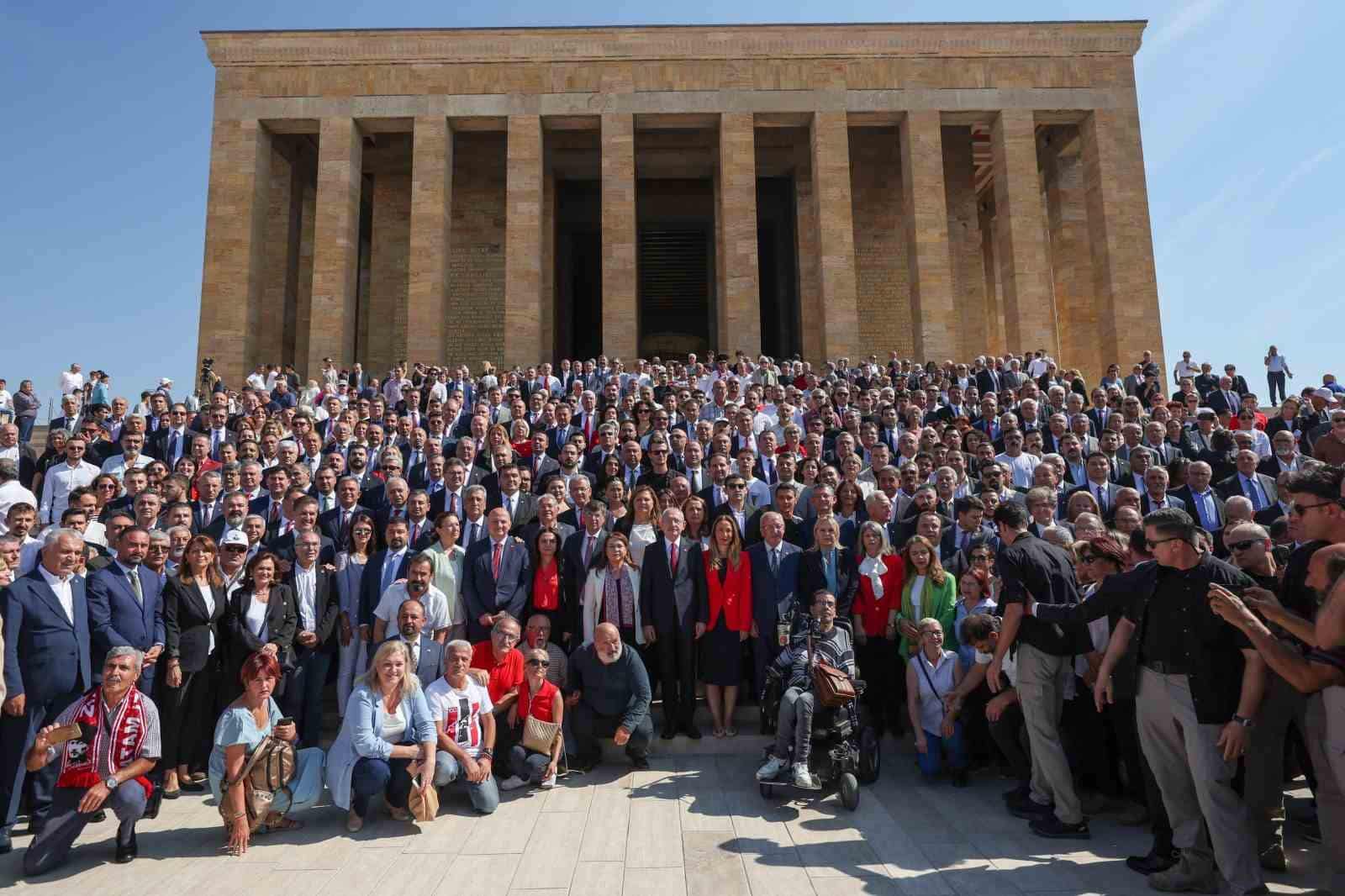 Cumhuriyet Halk Partisi (CHP) Genel Başkanı Kemal Kılıçdaroğlu, partisinin 100’üncü yıl etkinlikleri kapsamında Anıtkabir’i ziyaret etti.