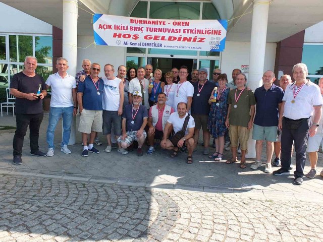 Balıkesir'in Burhaniye ilçesinde, ilçenin düşman işgalinden kurtuluşunun 101.yıl dönümü kutlamaları çerçevesinde briç turnuvası düzenlendi.