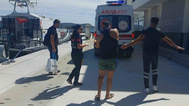 Balıkesir'in Ayvalık ilçesi açıklarında bir gezi teknesinde yaralanan 1 vatandaşa Sahil Güvenlik ekipleri tarafından müdahale edildi.
