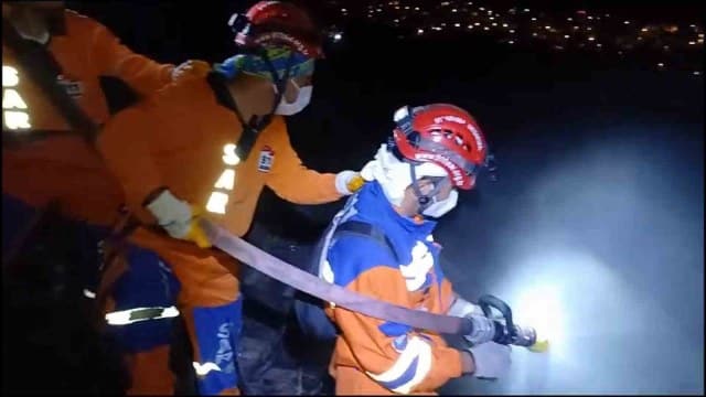 Balıkesir’in Erdek ilçesine bağlı Atatürk Mahallesi’nin kırsal Sığır Yolu Mevkisinde belirlenemeyen sebeple çıkan orman yangını itfaiye ekiplerinin hızlı müdahalesiyle ilerlemeden söndürüldü.