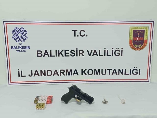 Balıkesir’in Gönen ve Erdek ilçelerinde uyuşturucu madde imal ve ticareti yaptığı tespit edilen 3 şahıs hakkında adli işlem başlatıldı.