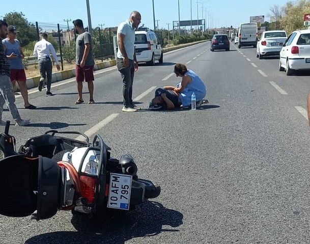 Balıkesir’in Edremit ilçesinde motosiklet ve otomobil çarpıştı. Kazada, ağır yaralanan motosiklet sürücüsünün yardımına vatandaşlar koştu.