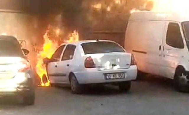 Balıkesir’in Edremit ilçesinde park halindeki bir otomobil alev alev yandı.