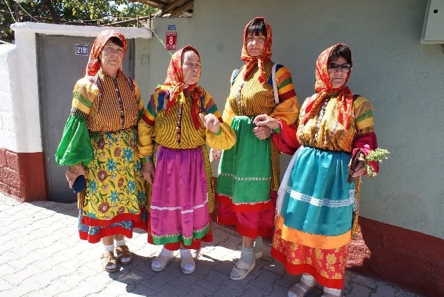 Bir kısmı Rusya’ya dönen, bir kısmı da Amerika'ya göç eden 6 Kazak kız kardeş, doğdukları toprak Manyas'ı ziyaret ettiler.