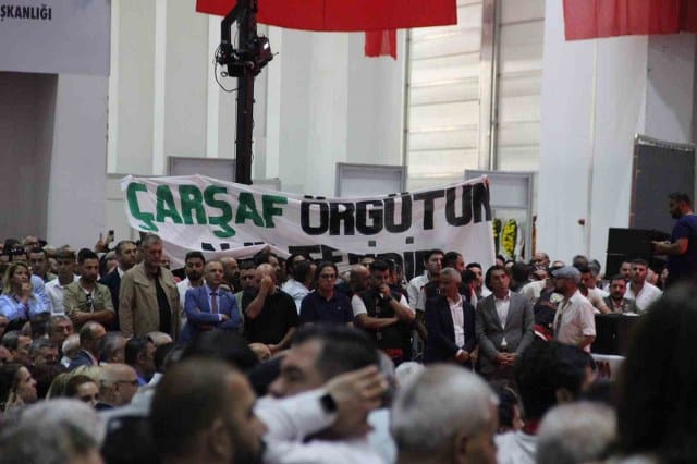 Cumhuriyet Halk Partisi İzmir İl Kongresi’nde, çarşaf liste-blok liste anlaşmazlığı arbedeye döndü.