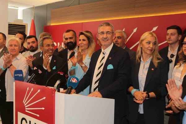 24 Eylül'de gerçekleşecek olan 38'inci Olağan Kongre öncesinde CHP Balıkesir İl Başkanlığı'nda mevcut il başkanı Erden Köybaşı, düzenlediği bir basın toplantısıyla il başkanlığına aday olduğunu duyurdu.