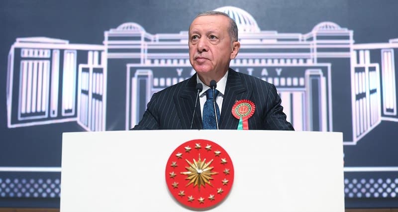 Cumhurbaşkanı Recep Tayyip Erdoğan, “85 milyonun tamamının sahipleneceği ve ’İşte benim Anayasam’ diyerek baş tacı edeceği bir metni artık milletin takdirine sunmamız gerekiyor. Meclisin açılışıyla birlikte Türk demokrasisini yeni bir Anayasa’ya kavuşturmak için girişimlerimizi tekrar başlatacağız” ifadelerini kullandı.