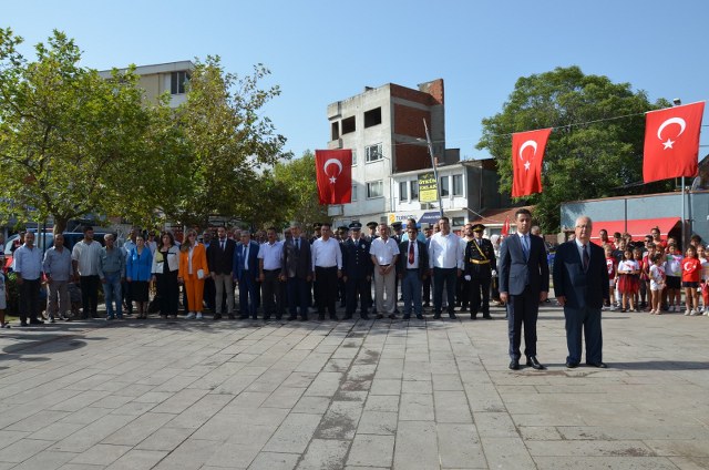 Gün ışığına çıkmayı bekleyen kıyıda, köşede kalmış saklı bir hazinedir GÖMEÇ... Ege Denizi'ne kıyısı olan, kalabalıktan sıyrılmış, meşakkatin yorgunluğundan uzaklaşmak isteyenlerin gözde ilçelerimizdendir.