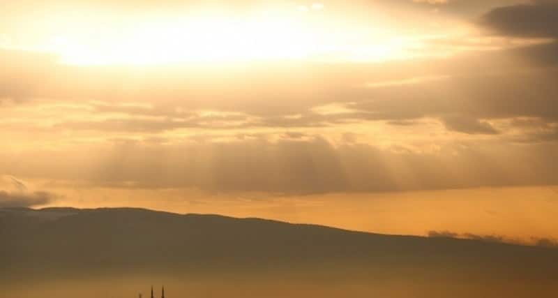 Meteoroloji Genel Müdürlüğünden alınan hava durumu tahminlerine göre, hava sıcaklığı batı ve güney kıyılarında mevsim normallerinin 2-4 derece üzerinde, doğu kesimlerde normalin 1-3 derece altında, diğer yerlerde normal civarında sey
