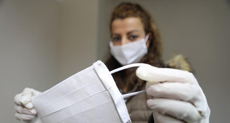 İngiltere’de, Covid-19 Omicron varyantının alt türevi olan Eris’in ülke genelinde yayıldığını duyurulurken, ülkemizde ve dünya genelinde henüz risk oluşturmadığı görülüyor. Medicana International İzmir Hastanesi Enfeksiyon Hastalıkları Uzmanı Prof. Dr. Sarhan Sakarya, "Dünya Sağlık Örgütü; maske, mesafe, hijyen gibi önlemlerin uygulanmasını tavsiye ediyor. Kış aylarını tekrar uzman maskeyle geçireceğimiz anlamı buradan çıkarılabilir” diye konuştu.