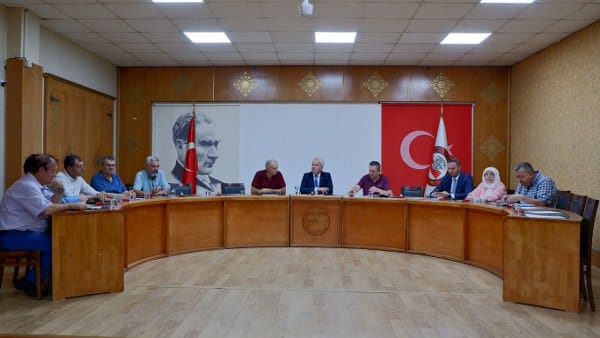 AK Parti Belediye Meclis Üyesi Şafak Mut, belediye meclis toplantısının ardından yaptığı açıklamada, Susurluk'ta Millet İttifakı’nın dağıldığını ifade etti. AK Partili Mut, "Millet İttifakı mensuplarının birbirlerine karşı tutum ve davranışlarında bazı kopuşlar olduğu belli." ifadelerini kullandı.