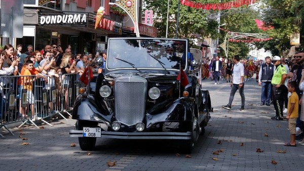 Atatürk ve arkadaşları tarafından Samsundan Anadolu’ya giderken kullanılan aracın bire bir kopyası 5 Eylül Kurtuluş Kortejinde Susurluklularla buluştu. Araca yoğun ilgi gösteren yerli halk Atatürk parkında gün boyu sergilenen araçla fotoğraf çekilebilmek için dakikalarca sıra bekledi.
