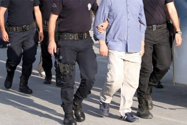 Balıkesir'de polis ekipleri il genelinde yaptıkları asayiş uygulamalarında çeşitli suçlardan aranan 22 şahsı gözaltına aldı. Bunlarda milyon