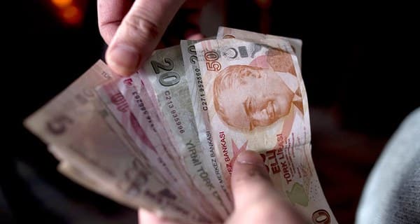Cumhurbaşkanı Yardımcısı Cevdet Yılmaz, yurt dışında lisansüstü eğitim gören gençlere sağlanan bursun artışıyla ilgili önemli bir açıklama yaptı. Yılmaz, Amerika Birleşik Devletleri'nde aylık bin 780 dolardan 2 bin 426 dolara, İngiltere'de aylık bin 200 sterlinden bin 646 sterline, Almanya'da ise bin 490 eurodan aylık bin 993 euroya çıkarıldığını duyurdu. Bu artışlarla birlikte öğrencilere kırtasiye ödeneği de dahil edildi.