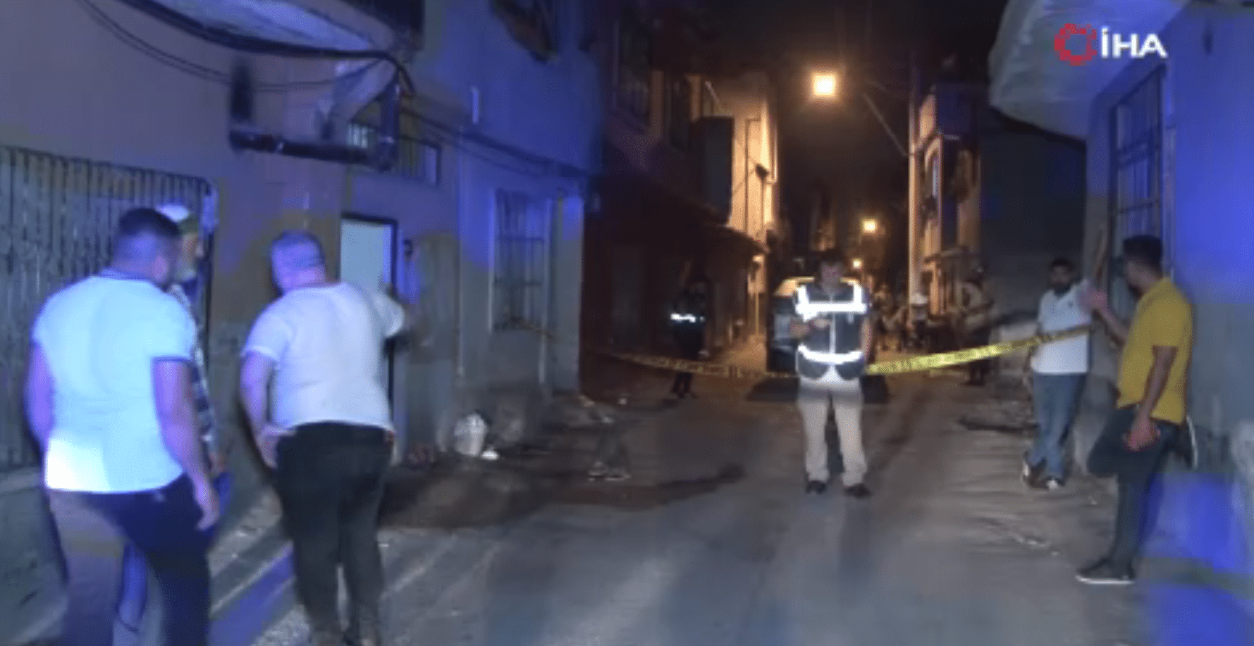 Adana'da bir ev sahibi, kapısının zili çalındığında balkona çıktı ve maalesef silahlı bir saldırıya maruz kalarak başından vuruldu; olay sonucu hayatını kaybetti.