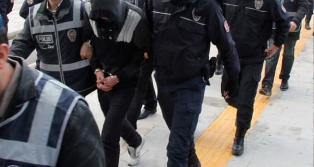Ankara merkezli 5 ildeki operasyonlarda, "ByLock" kullanıcısı FETÖ mensubu 10 kişi gözaltına alındı. bandırma