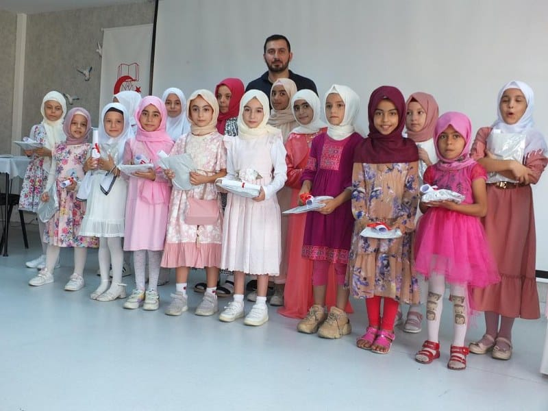 Balıkesir Burhaniye İlim Yayma Cemiyeti'nde düzenlenen Kur’an Kursunu bitiren çocuklar için ödül töreni düzenlendi. KUR'AN