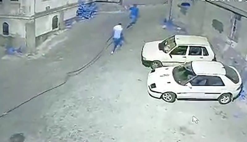 Balıkesir’in Edremit ilçesinde kablo hırsızları polisi alarma geçirdi. Kablo hırsızları kabloyu da bırakmadan kaçarken görüntülendi.