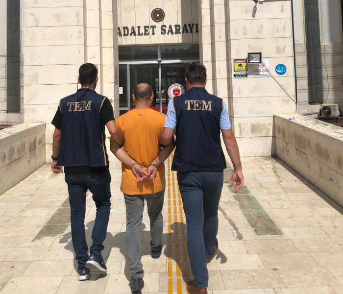 Balıkesir’in Edremit ilçesinde terör örgütüne üye olmak suçundan aranan Suriye uyruklu bir kişi yakalanarak cezaevine gönderildi.