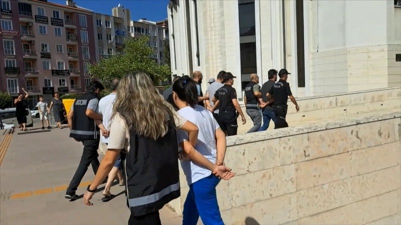 Balıkesir’in Edremit ilçesinde polisin göçmen kaçakçılığı operasyonunda 5 kişi gözaltına alındı.