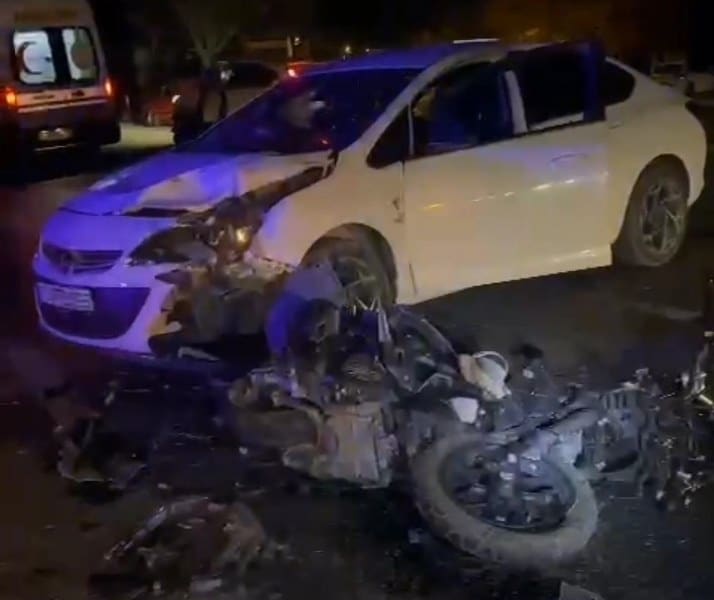 Balıkesir'in Erdek ilçesinde Düzler mevkiinde meydana gelen trafik kazasında motosiklet sürücüsü yaralandı.