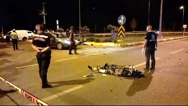 Balıkesir’in Havran ilçesinde araç ve motosikletin çarpıştığı kazada, motosiklette bulunan güvenlik görevlisi ve eşi hayatını kaybederken takla atan araç sürücüsü yaralandı.
