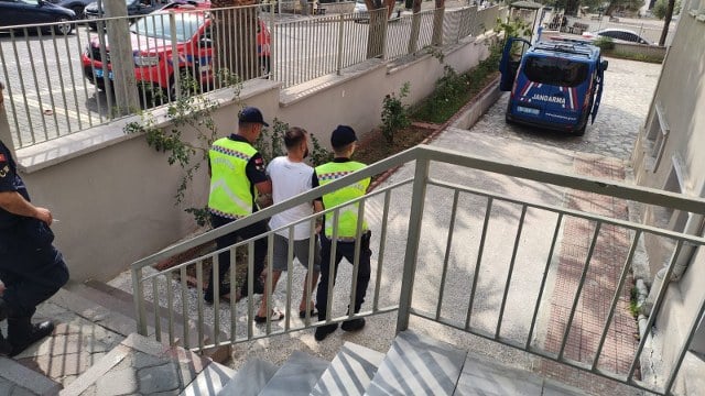 İstanbul’dan gelerek Edremit’te kiraladığı evde uyuşturucu madde satan B.D. jandarmanın operasyonu ile yakalandı.