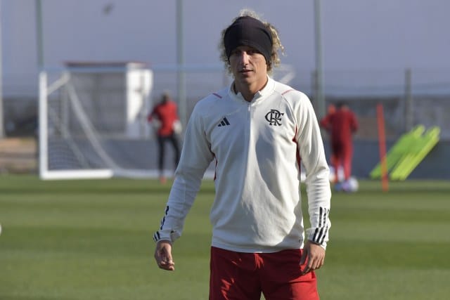 Beşiktaş'ta savunma transferi için Nino, Eric Bailly ve David Luiz isimleri ön plana çıkıyor. Güneş, David Luiz'in maliyetini