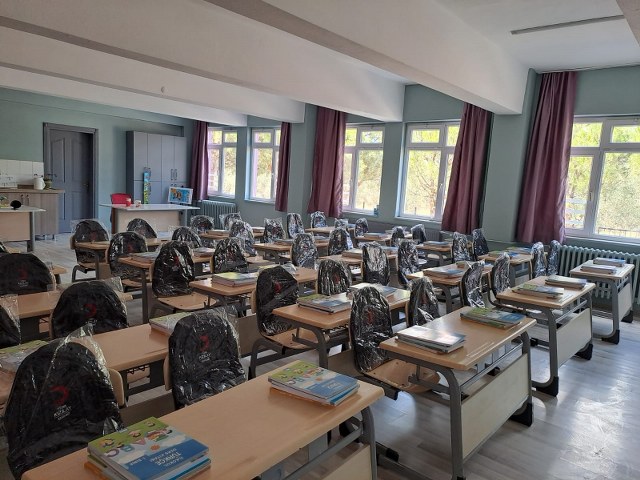 Balıkesir’in Edremit ilçesinde okul öncesi, ilkokul 1. ve lise 9. sınıflar için Uyum Haftası bugün başladı.