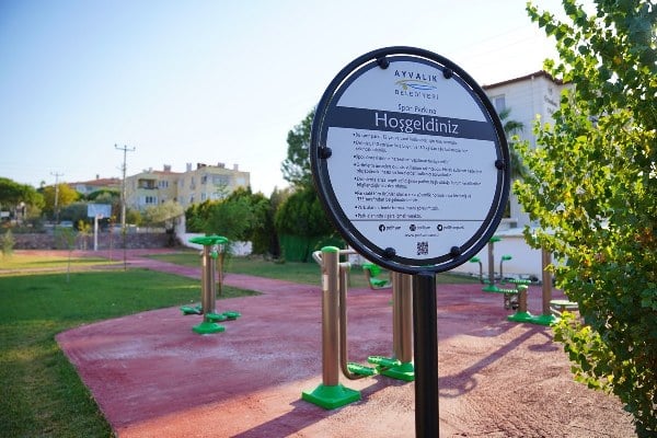 Ayvalık Belediyesi Park ve Bahçeler Müdürlüğü ekipleri, Ali Çetinkaya Mahallesi'nde bulunan ve önceki yıllarda atıl durumda olan 900 metrekarelik boş alanda hızla çalışarak yeni bir 'Spor Parkı' oluşturdu.