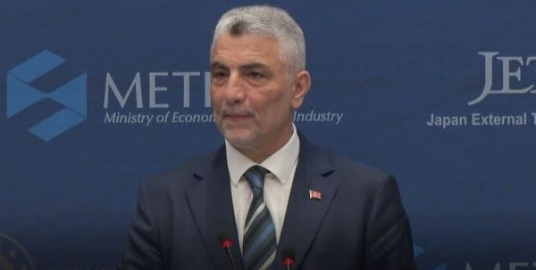Japonya-Türkiye İş Forumu’nda konuşma yapan Ticaret Bakanı Prof. Dr. Ömer Bolat, "Ülkemizde 1990’lı yıllardan başlayarak çok sayılıda yatırımcı Japonya’dan gelmiştir. Yaklaşık 280 yatırımcı, Türkiye’de üretim faaliyetlerin bulunmakta. Japonya’nın dünyada yaklaşık 2 trilyon doları bulan yurtdışı doğrudan yatırım portföyü içindeki Türkiye'nin payının daha fazla artmasını gönülden bekliyoruz" dedi.